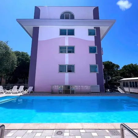 Cozy With Outdoor Pool-beahost דירה